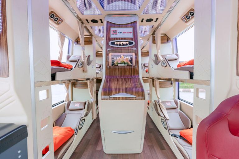 Nội thất xe Futa Hà Sơn được đầu tư sạch sẽ, ghế ngồi êm ái, thoải mái khi di chuyển.