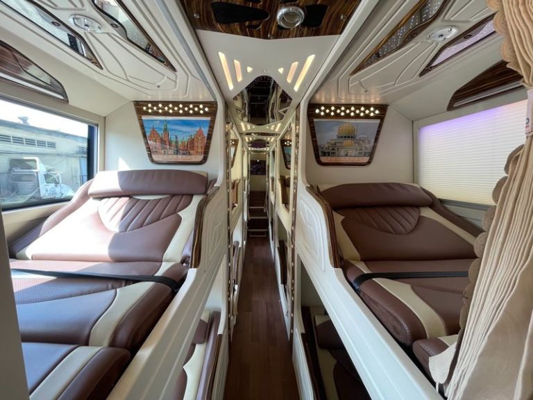 Nội thất xe được đầu tư gọn gàng, giường nằm êm ái giúp hành khách thoải mái nghỉ ngơi.