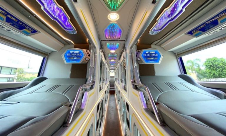 Xe Kết Đoàn sở hữu không gian nội thất gọn gàng, tạo cảm giác thoải mái.