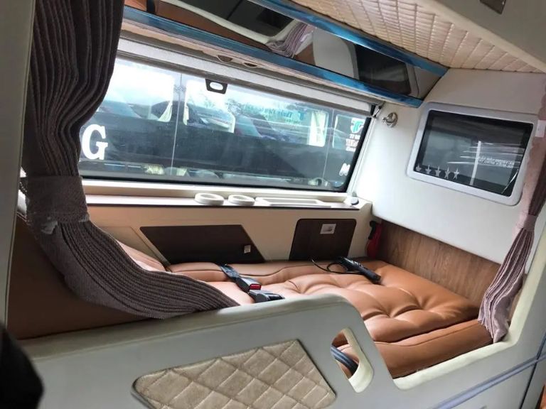 Nội thất xe được đầu tư sạch sẽ, gọn gàng, mang lại cảm giác thoải mái suốt hành trình.