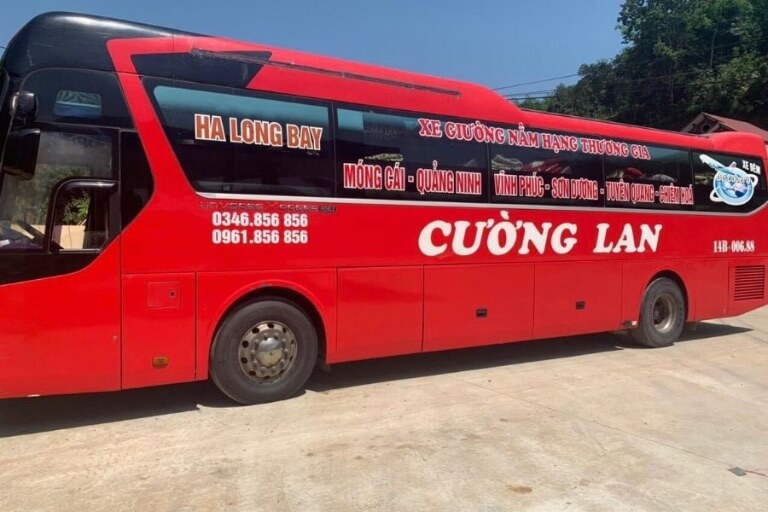 Xe limousine Cường Lan chạy đường dài qua nhiều tỉnh, nối liền vùng biên với cao nguyên đá.