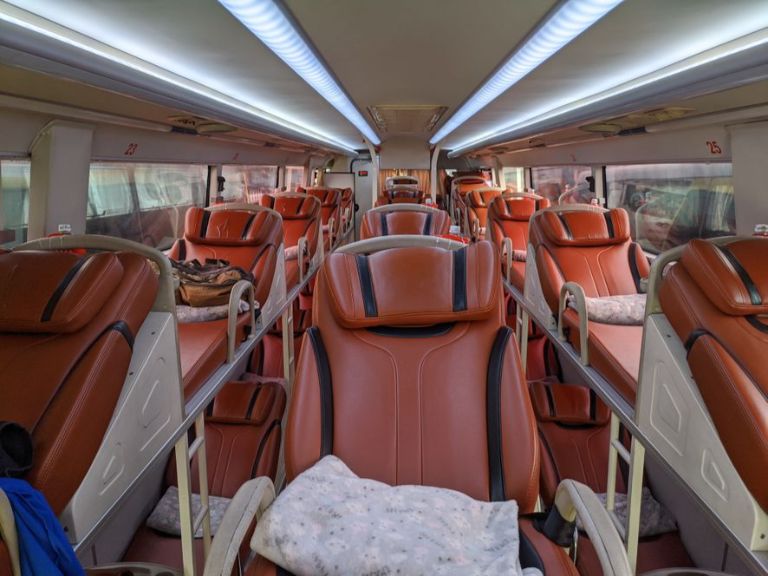 Hệ thống ghế da của nhà xe mang lại sự thoải mái trong suốt hành trình.