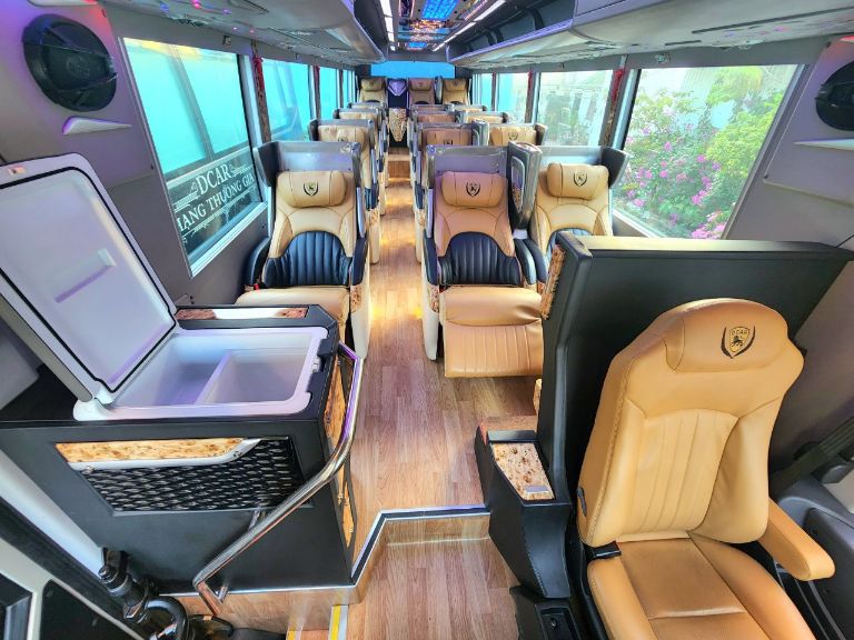 Nhà xe thường xuyên vệ sinh ghế ngồi sau mỗi chuyến đi, đảm bảo không gian sạch sẽ.