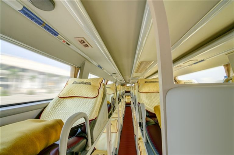 Nội thất xe êm ái, được trang bị đầy đủ tiện nghi phục vụ hành khách.