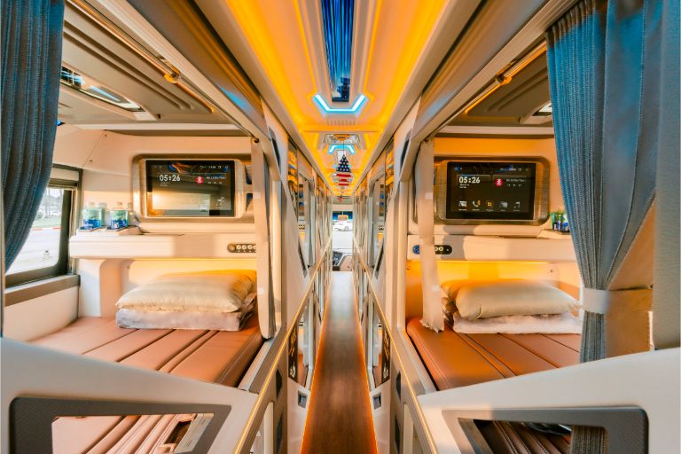Dòng giường nằm êm ái của HK Buslines giúp hành khách nghỉ ngơi thoải mái suốt hành trình.
