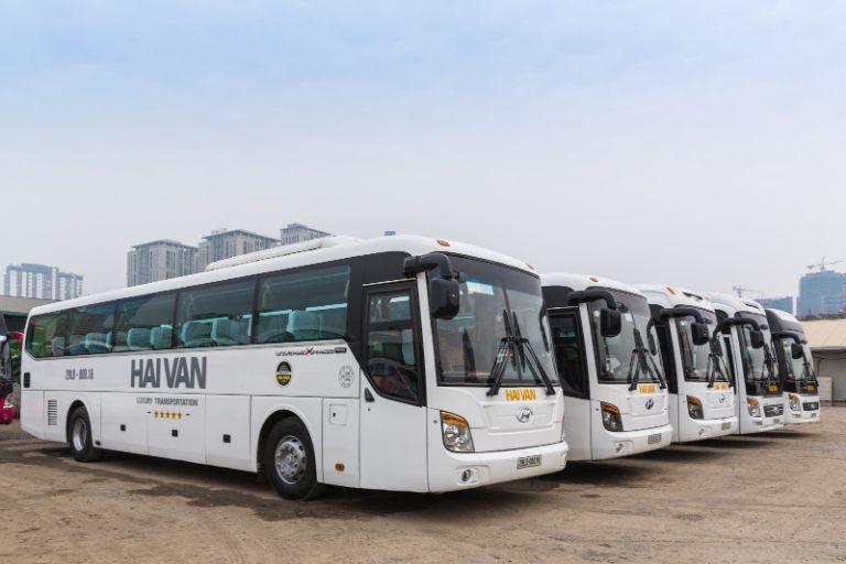 Tài xế Hải Vân giàu kinh nghiệm đồng hành trên cung đường miền núi.