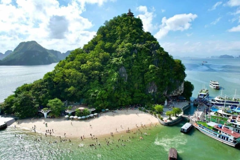 Đảo Ti Tốp giữa vịnh Hạ Long