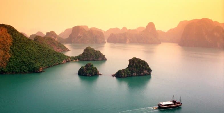 Vịnh Hạ Long sáng sớm mùa hè