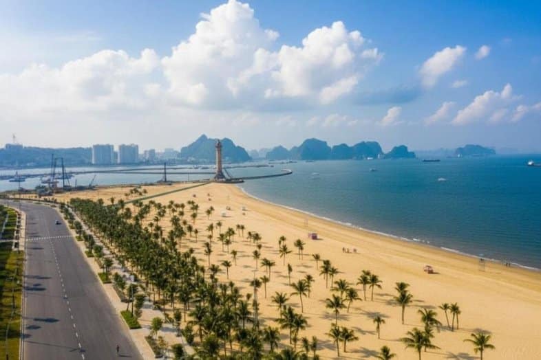 Bãi tắm Bãi Cháy buổi sáng sớm vắng người