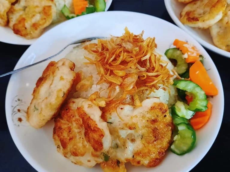 Chả mực Hạ Long với xôi nóng