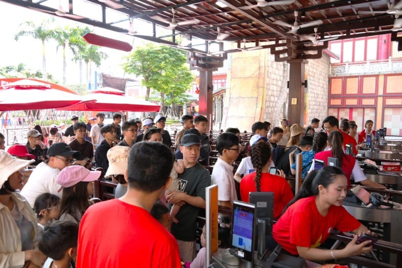 Tình trạng xếp hàng đông đúc tại Sun World Hạ Long vào những ngày cao điểm.