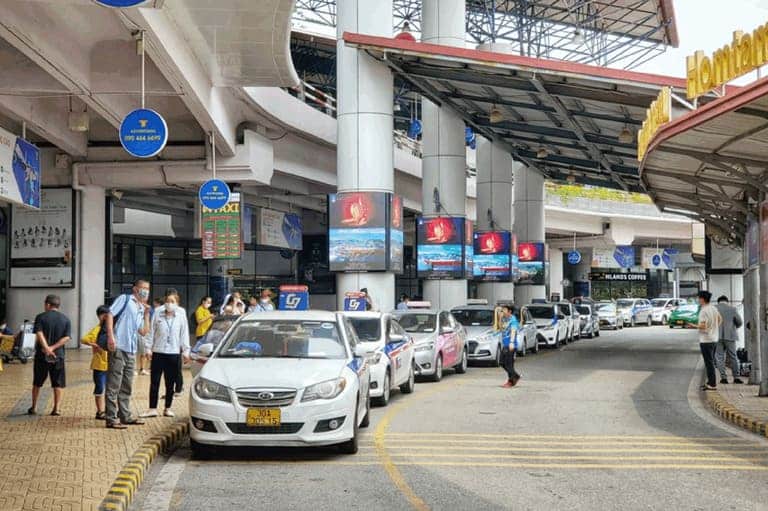 Nhà ga, sân bay là nơi tập trung dịch vụ xe ghép phổ biến.