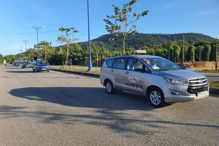 Xe ghép 7 chỗ đang đợi khách.