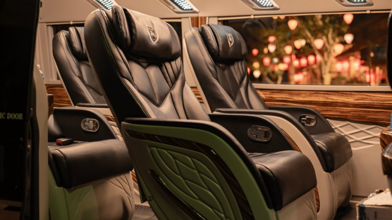 Nội thất limousine Phương Nguyên có WiFi, TV, nước uống miễn phí