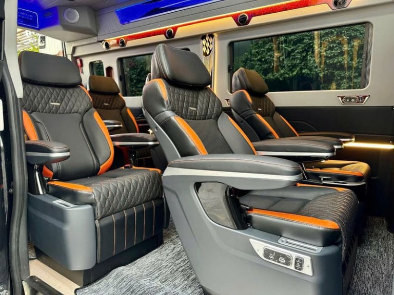 Xe limousine Trùng Khánh Hà Nội Cao Bằng ghế da nước uống khăn lạnh