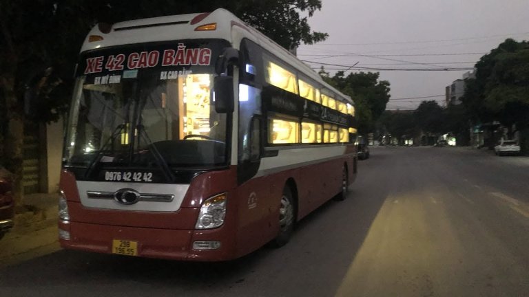 Bốn Hai: 3 chuyến/ngày, giá rẻ nhất 300.000đ giường nằm