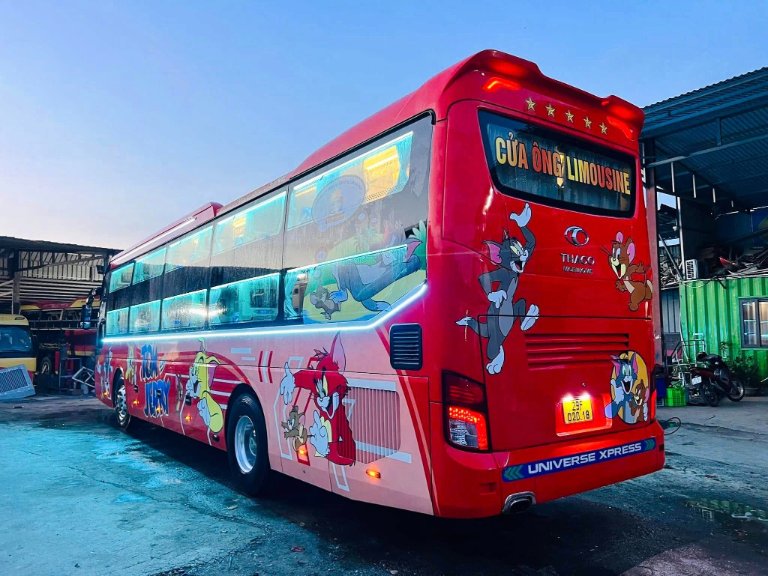 Tiện nghi limousine với nước uống và khăn lạnh