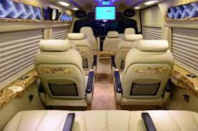 Xe limousine ghế da Mạnh Kiên phù hợp gia đình, nhóm