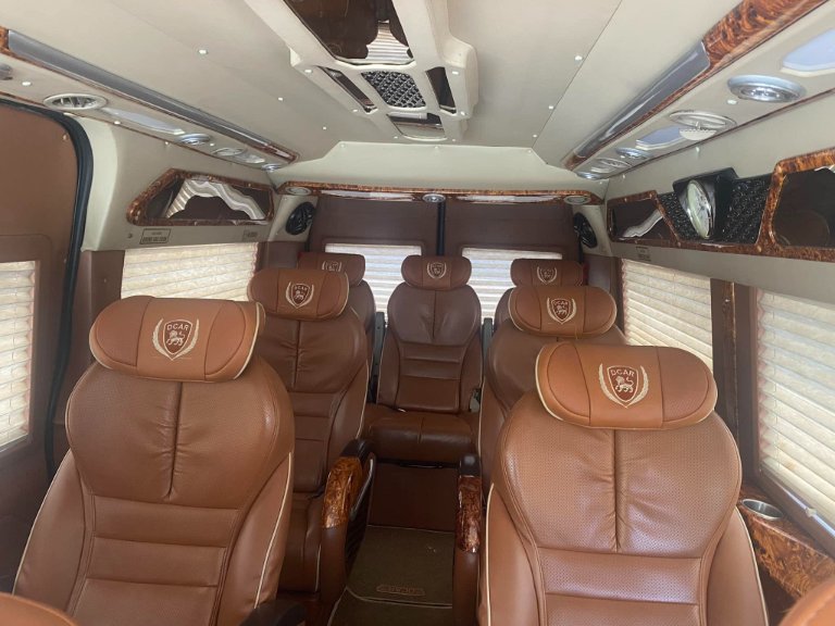 Ghế da VIP rộng, nước uống miễn phí Hương Kiên
