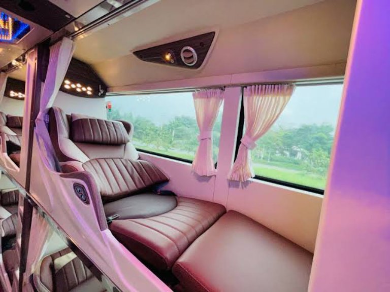 Phòng nằm đơn An Phú Buslines có rèm che và ổ sạc USB