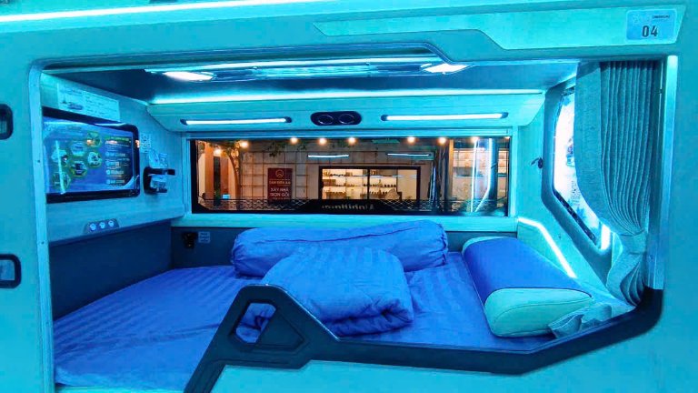 Limousine 22 phòng có WC riêng giải quyết hành trình dài