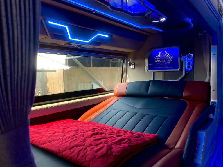 Nội thất limousine phòng Bốn Luyện Express tiện nghi, ổ sạc phong phú.