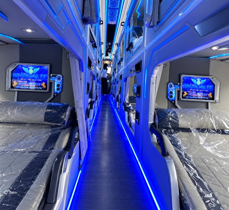 Tiện nghi limousine Hoàng Gia 77: ổ sạc, nước uống, chuyên tuyến Phú Yên.
