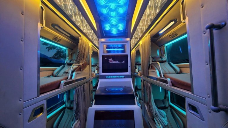 Cabin riêng tư với tiện nghi rèm cửa, ổ sạc, nước uống The Queen Tourist