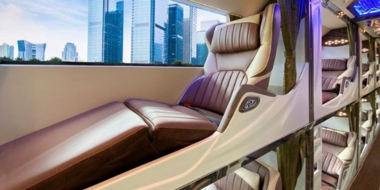 Ghế nệm êm, ổ sạc, nước uống trên xe Vip Limousine