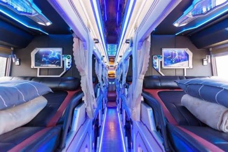 Ghế nệm êm với ổ sạc và nước uống miễn phí