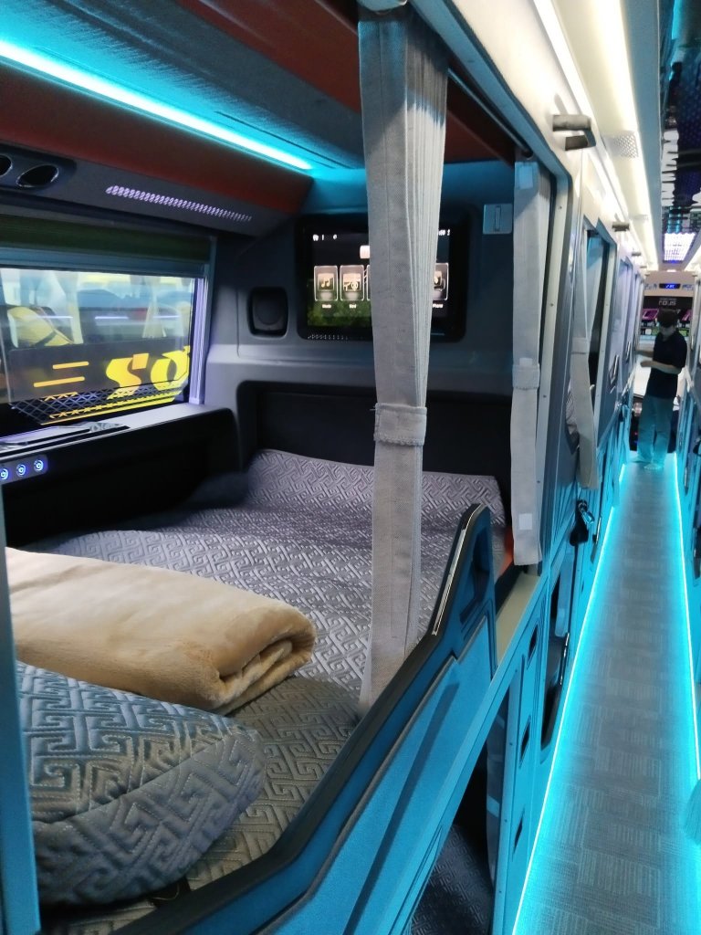 Limousine 22 phòng WC riêng, rèm cửa tiện lợi