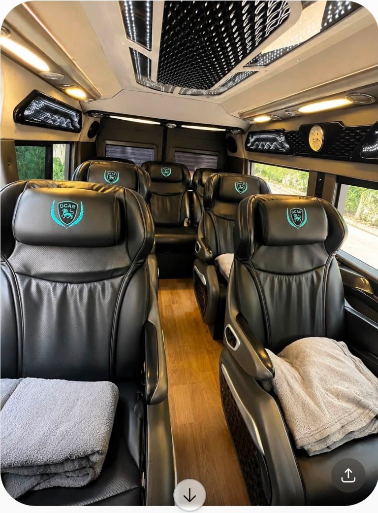 Xe limousine Lâm Hiệu trang bị ghế da điều hòa nước uống miễn phí