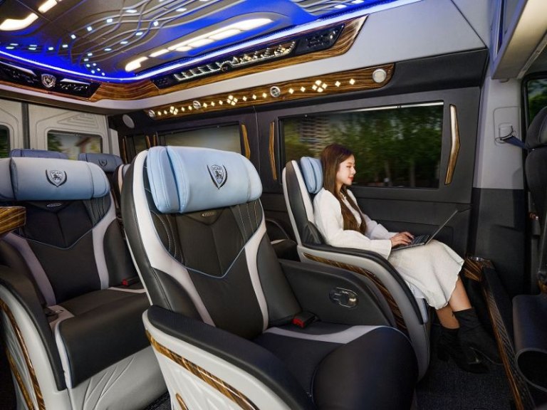Nội thất xe LimoCar Cao Bằng 5 chỗ ghế da màn hình giải trí