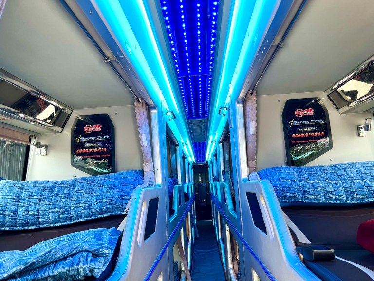 Xe giường nằm trang bị điều hòa, rèm che, chăn gối chất lượng