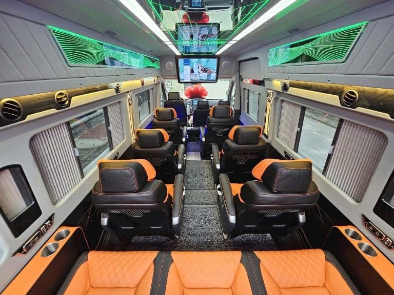 Tiện nghi nội thất xe Anh Tùng Limousine