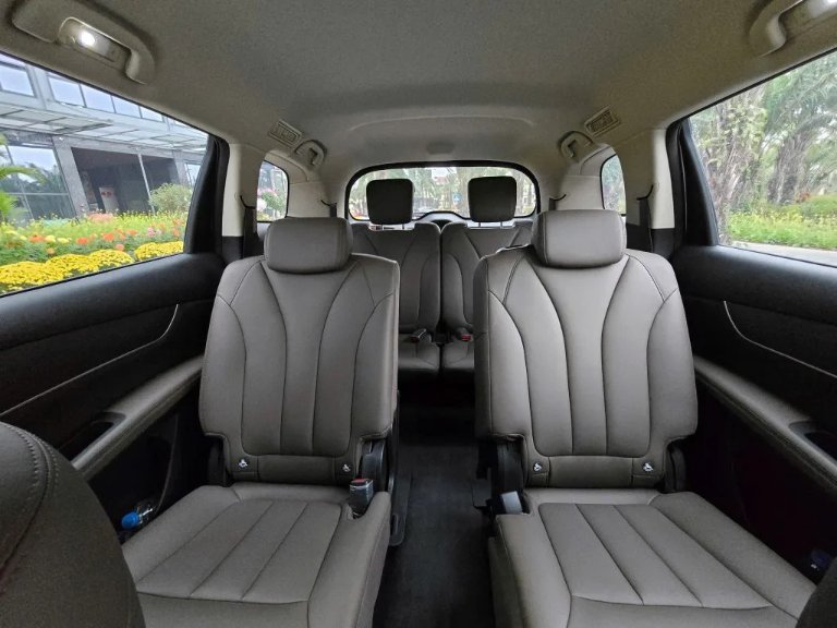 Kia Sedona trang bị ghế da, điều hoà riêng cho 6 hành khách