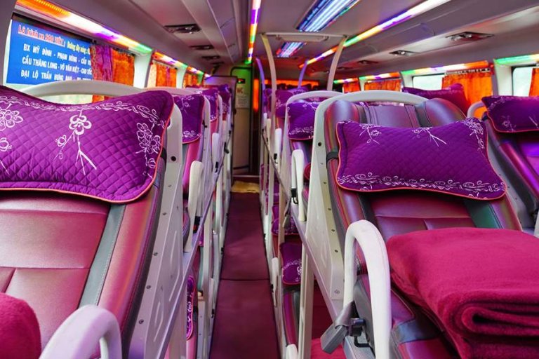 Toán Oanh đón tại Cổng Đại học Ngoại ngữ