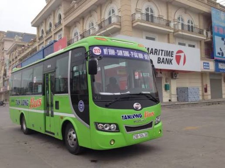 Xe buýt tiêu chuẩn với ghế ngồi cứng, điều hoà phù hợp